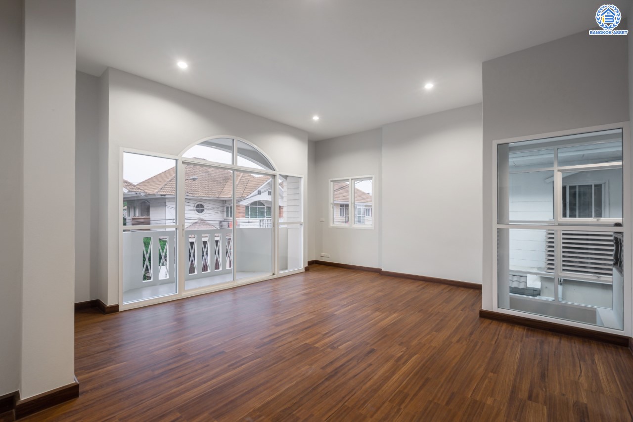 บ้านมือสองตกแต่งใหม่ ม.รัชชา2 บางใหญ่ หลังมุม เนื้อที่ 59 ตร.ว. ฟังก์ชัน 3 ห้องนอน 3 ห้องน้ำ 1 ห้องอเนกประสงค์ จอดรถได้ 2 คัน บนทำเลเชื่อมต่อถ.กาญจนาภิเษก ใกล้เซ็นทรัลเวสต์เกต ทางด่วน "กาญจนาภิเษก" และรถไฟฟ้าสายสีม่วง "สถานีตลาดบางใหญ่"